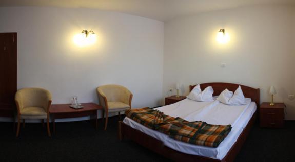 Hotel Paltinis Statjunea Borsa ภายนอก รูปภาพ