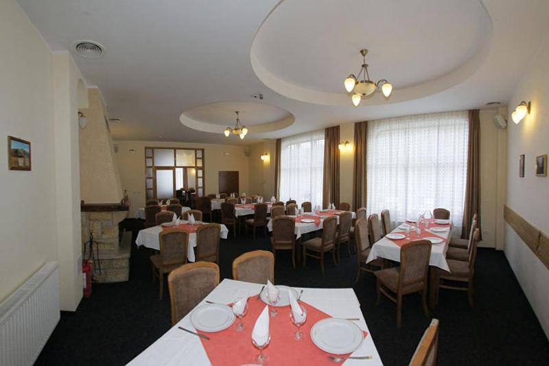 Hotel Paltinis Statjunea Borsa ภายนอก รูปภาพ