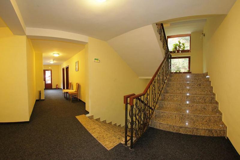 Hotel Paltinis Statjunea Borsa ภายนอก รูปภาพ